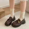 Mocasines de suela gruesa para mujer, modelo nuevo 2026, zapatos negros de cuero suave con camelia y monedas de oro pequeñas, zapatos de vestir retro estilo británico