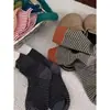 Calcetines a rayas de bloques de color en tonos cálidos para otoño e invierno, casuales, retro, versátiles y adecuados para bádminton y otros deportes