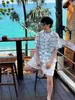 Camisa Masculina de Manga Curta com Padrão de Ondas Color Block Estilo Férias Havaianas Verão Solta Respirável Tendência com Recortes Proteção Solar