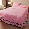 Saia de cama acolchoada de veludo cristal espesso com protetor de colchão de renda, capa simples antiderrapante à prova de poeira para colchão Simmons de veludo de leite