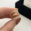 Pendientes Clip de Oreja Retro Europeo y Americano de Lujo Ligero con Sentido de Alta Gama Chapados en Cobre Oro Real Personalidad Elegante Moda Versátil para el Viaje Diario