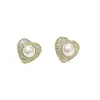 Brincos de Pérola Totalmente Cravejados de Diamante Brilhante Super Leve de Luxo Banhados a Ouro Real Novo Design Tendência de Nicho Brincos de Tarraxa com Coração Microincrustado Venda por Atacado