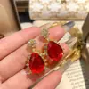 Moderna Lujosa Ligera Temperamento Lágrima Rojo Sangre de Paloma Colgante para Mujer Anillo Incrustado Azul Real Versátil Juego de Pendientes de Botón Verdes