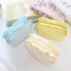 Bolsa de maquillaje con volantes estilo coreano, bolsa de almacenamiento simple de nailon impermeable, bolsa de almacenamiento multifuncional de gran capacidad para papelería, estuche para lápices