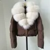 26 Nuevas Chaquetas de Plumas Cortas de Moda para Mujer Estilo Invierno para Figuras Pequeñas con Elegante Cuello Oversize de Piel de Zorro Real