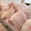 Juego de ropa de cama de cuatro piezas de terciopelo de leche de invierno con diseño de pompón, que incluye una funda de edredón gruesa de forro polar de coral bordada y una sábana bajera.