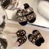 Sandalias tipo mule con estampado de leopardo y pedrería, pantuflas de otoño/invierno, pantuflas de casa de moda, nuevas pantuflas de felpa de suela plana a la moda para 2026