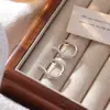 Hebilla de Oreja Geométrica Simple Retro Europea y Americana para Mujer con Sentido de Alta Gama Ins de Nicho Pendientes de Lujo Ligero Estilo Fragancia Pequeña Joyería de Oreja Versátil
