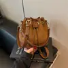 Nuevo bolso tipo cubo transfronterizo para mujer, bolso de mano versátil de moda otoño 2026, bolso de hombro, bolso cruzado simple para el día a día
