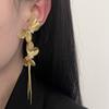 Pendientes de borla de mariposa de metal con nuevo diseño moderno y elegante para mujer, ligeros, de lujo, con un toque único y avanzado.