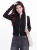 Camiseta de manga larga, color liso, cuello alto, cremallera de doble sentido, corte corto para mujer, nuevo estilo de otoño, con un corte tridimensional que ciñe la cintura y crea un efecto adelgazante, perfecta como capa exterior