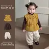 Conjunto de chaleco de algodón para bebé niña de invierno, estilo otoño e invierno para niños, con ribete de volantes, pantalones largos forrados de forro polar y una camiseta de punto - un conjunto de tres piezas