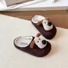 Pantuflas de algodón para niños para usar en exteriores, nuevo estilo invierno 2026, diseño lindo de cachorro de dibujos animados, forradas de felpa para abrigar, zapatos peludos para bebé