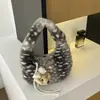 Bolso tote de peluche nuevo para otoño 2026 transfronterizo, un bolso de mano moderno y versátil para mujer, perfecto para el uso diario