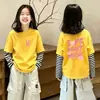 Camiseta de algodón de manga larga con cuello redondo y estampado de chica de dibujos animados, corte holgado, versátil, con rayas, imitación de dos piezas para niñas pequeñas