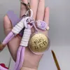 Oro Puro 999 Paz y Alegría Lista Dorada Éxito Colgante Pequeño Pastel Dorado Llavero para Bolso Teléfono Regalo de Festival