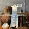 Dali Lijiang vai para lugares ventosos com franjas, listras, tingimento tie-dye, saia-salopete tingida em azul e branco, saia de comprimento de vestido