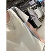 Camiseta verde-água de gola U com manga curta para mulheres, novo estilo de verão 2026, solta e modeladora, camiseta básica versátil com bainhas dobradas