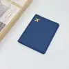 Capa Protetora para Porta-Passaporte de Couro, Porta-Cartão de Viagem Espessado, Porta-Documentos Portátil, Porta-Cartão de Avião, Etiqueta para Bagagem, Bolsa de Armazenamento para Passaporte