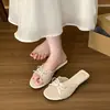 Chinelos de Verão Femininos Sandálias Estilo Meio Aberto para Uso Externo Salto com Laço Estilo Francês Tira Única Salto Baixo Renda Delicada Salto Grosso