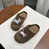 Sandalias de felpa tipo slip-on, de dibujos animados, a la moda y lindas para niñas, perfectas para usar al aire libre, nueva colección primavera/otoño 2026, diseño de colores combinados