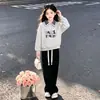 Temporada de Primavera y Otoño 2026, Conjunto de Dos Piezas para Niños Mayores: Sudadera con Cuello Polo de Color Contrastante y Pantalones Casuales Sueltos de Pierna Ancha para Niñas