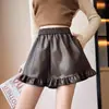 Shorts de Couro PU com Renda para Mulheres Outono e Inverno 2025 Nova Roupa Externa Visual Solto Emagrecedor Calças Curtas de Couro Cintura Alta Calças de Perna Larga Pretas