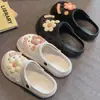 Clogs de enfermeiro respiráveis de novo estilo, modernos, fofos, leves para uso externo no verão 2026, sandálias de exterior