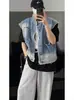 Colete jeans lavado com efeito degradê e bordas desfiadas, uma jaqueta jeans masculina estilosa com gola alta, um top jeans curto em camadas e um colete