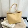 Bolso de mano único con patrón tejido retro para mujer, nueva colección de otoño 2026, exquisito y moderno, perfecto para ir al trabajo, bolso de hombro y bolso tipo cubo para debajo del brazo