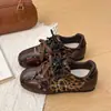 Jialuoya Zapatos de Entrenamiento Alemanes para Mujer, Aumentadores de Altura Interior, Suela Gruesa, Cómodos, Estampado de Leopardo, Bloques de Color, Otoño Nuevo, Retro, Versátiles