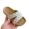 Sandalias Birkenstock de estilo francés para niña, casuales, de lunares, versátiles, con punta abierta, suela gruesa, para uso en exteriores, nuevo modelo de verano 2026 para la playa