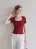 Camiseta de punto de seda helada vintage estilo francés, roja, con cuello cuadrado, para mujer, diseño de verano con un corte único y ajustado, que revela la clavícula, top de manga corta