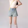 Shorts jeans azul claro para mulheres, verão 2026, novos hot pants de cintura alta em A, modeladores e versáteis, comprimento três quartos
