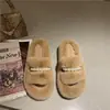 Chinelos de inverno fofos estilo slip-on 2026 para mulheres, chinelos de algodão fada pérola, com sola grossa para uso doméstico
