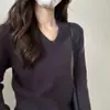 Suéter sencillo de punto de manga larga con cuello en V retro a la moda para mujer, nuevo estilo otoño e invierno, top de punto de capa base ajustado de alta gama