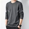 Camiseta masculina de manga longa gola redonda cor sólida versátil solta para primavera e outono top casual moderno