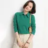 Camisa feminina de outono e inverno com gola polo, manga longa, modelagem que afina a silhueta, ideal para usar sob um cardigã ou suéter.