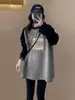 Moda Otoño 2026 para Mujer: Camiseta de Manga Larga con Color Contrastante Cepillado, de Longitud Media, Corte Holgado, Tallas Grandes, por Encima de la Cadera, Combinada con Pantalones de Piel de Tiburón