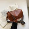 Bolsas femininas populares de comércio exterior 2024 verão nova moda bolsa tiracolo com alça larga bolsa almofada de nicho celebridade da internet mais vendida para mulheres