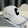 Gorra de béisbol de felpa estilo coreano con visera cálida y letra C de lana de cordero para mujer, versátil, informal y de moda, para otoño e invierno