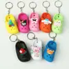 Llavero de Zapatos de Cueva Caliente Transfronterizos Mini Dibujo Animado Zapatitos Pequeños Llavero de Coche Colgante para Pareja Regalos Venta al por Mayor