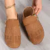 Mules Planos Casuales de Punta Cerrada Talla Grande para Mujer Modelo Nuevo 2026 Color Sólido Tacón de Cuña Hebilla Metálica Sandalias de Playa