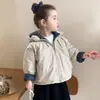 Jaqueta de algodão acolchoada com capuz estilo coreano para meninas, outono e inverno, nova coleção 2026, casaco estiloso com manga floral para crianças e bebês