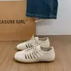 Sapatos Femininos Europeus 2026 Sandálias de Primavera Couro Macio Fosco Retrô Bico Redondo Cadarço Vazado Plano Confortáveis Sapatos Individuais para Mulheres