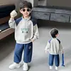 Traje deportivo de primavera para niños 2026 nuevo elegante sudadera con cuello alto y conjunto de dos piezas para niños mayores