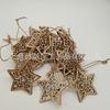 Fabricantes de suministros de decoración navideña suministran colgantes pequeños de copo de nieve navideño de madera en caja, adornos colgantes huecos grabados con láser