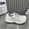 2026 Primavera Novo Estilo Simples Couro Genuíno Solado Grosso Cadarço Moda Esporativo Casual Malha Respirável Tênis de Corrida Feminino