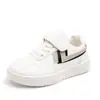 Tênis esportivo para meninas, tênis casual leve para crianças, modelo primavera/verão 2026, sapatos casuais de couro à prova d'água antiderrapantes para meninos, modernos