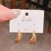 Nuevos Pendientes Geométricos Curvos Electrochapados en Oro Real 2025 Tendencia Ins Pendientes de Diseño de Nicho Elegantes